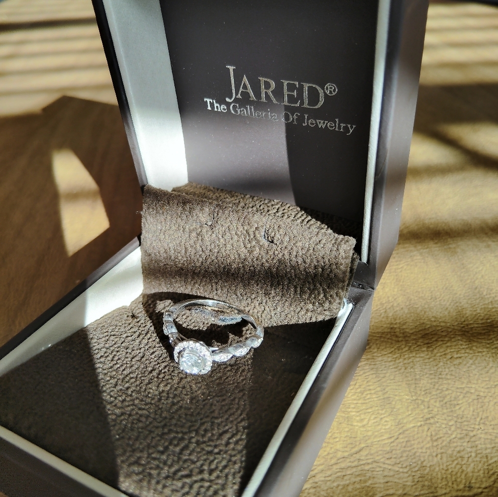 Woman's Diamond/White Gold Engagement Ring